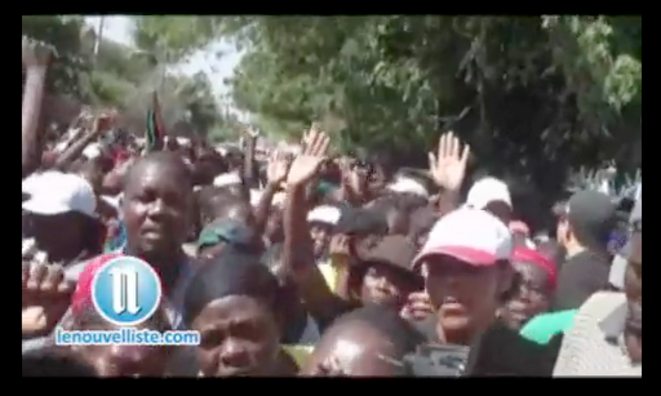 Manifestation, vendredi, à Port-au-Prince. Cliquez sur l'image pour voir la vidéo. Manifestation, vendredi, à Port-au-Prince. Cliquez sur l'image pour voir la vidéo.